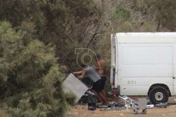 La Policía Local pilla in fraganti a dos hombres cuando desguazaban chatarra industrial en el Barranco Real/TA.